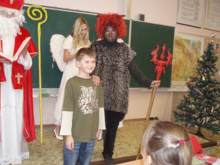 Mikuláš se&nbsp;svou družinou ve&nbsp;4.B