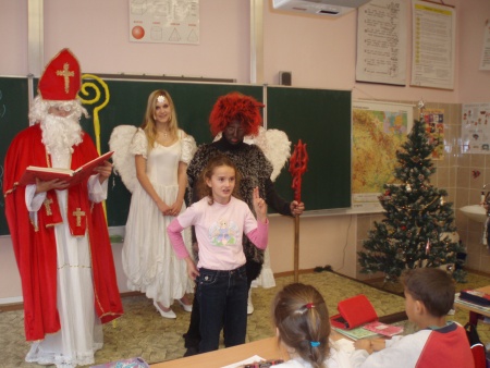 Mikuláš se&nbsp;svou družinou ve&nbsp;4.B