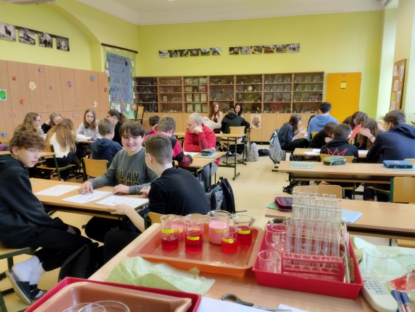 Laboratorní práce s&nbsp;umělou krví