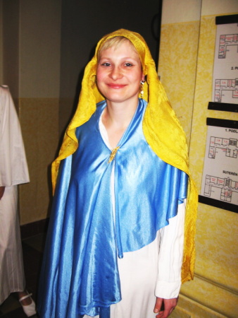 8.B připravila pro Ostrováky živý Betlém