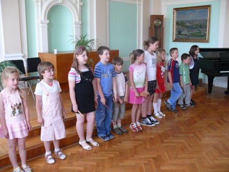 Jarní koncert pěveckého sboru Ostrováček v zasedací síni ZŠ Na Ostrově