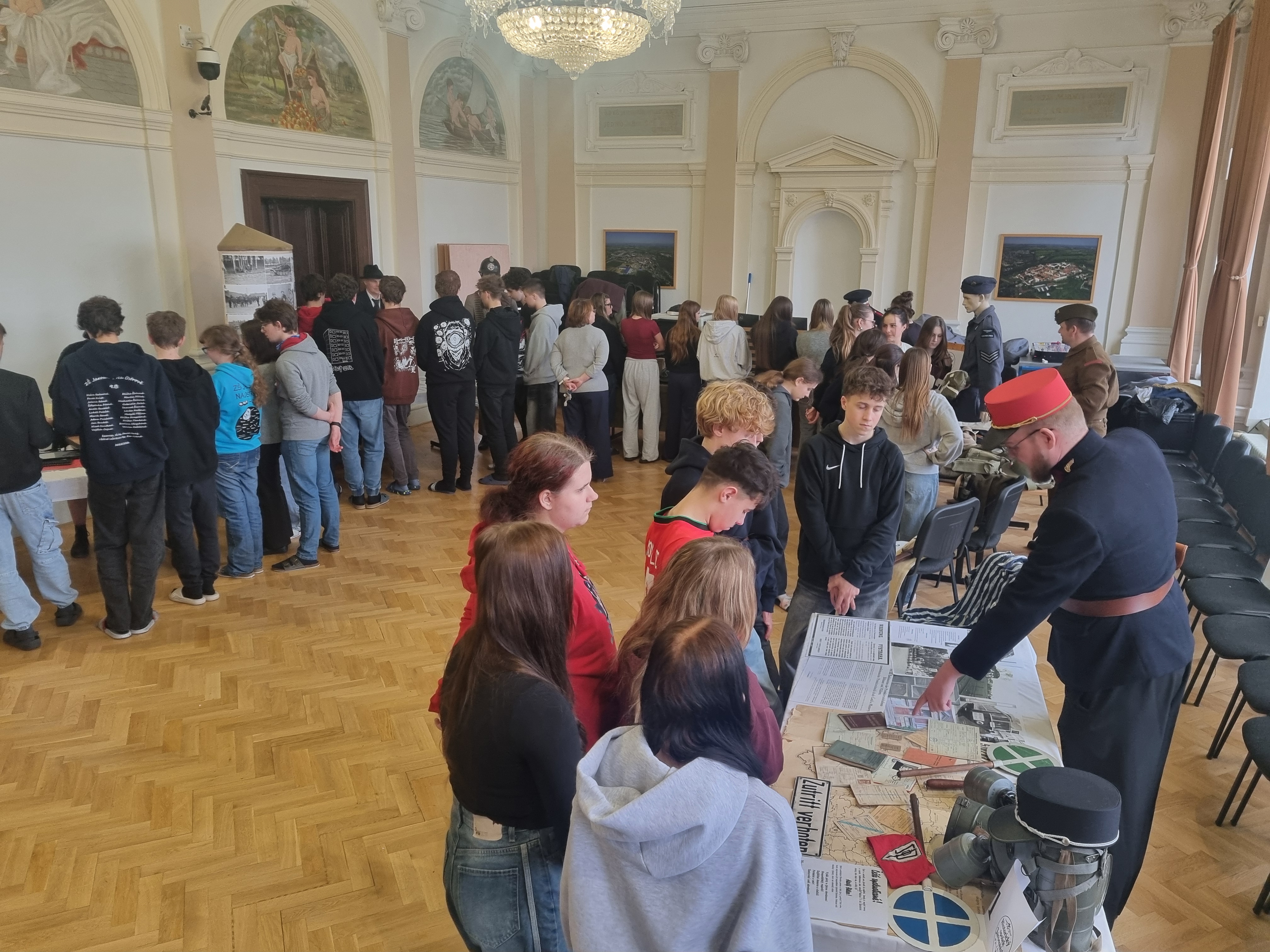 Naše škola ožila historií