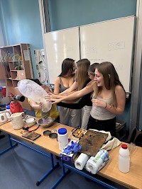 Chemie jako zážitek aneb Přírodovědná učebna jako laboratoř plná kouzel